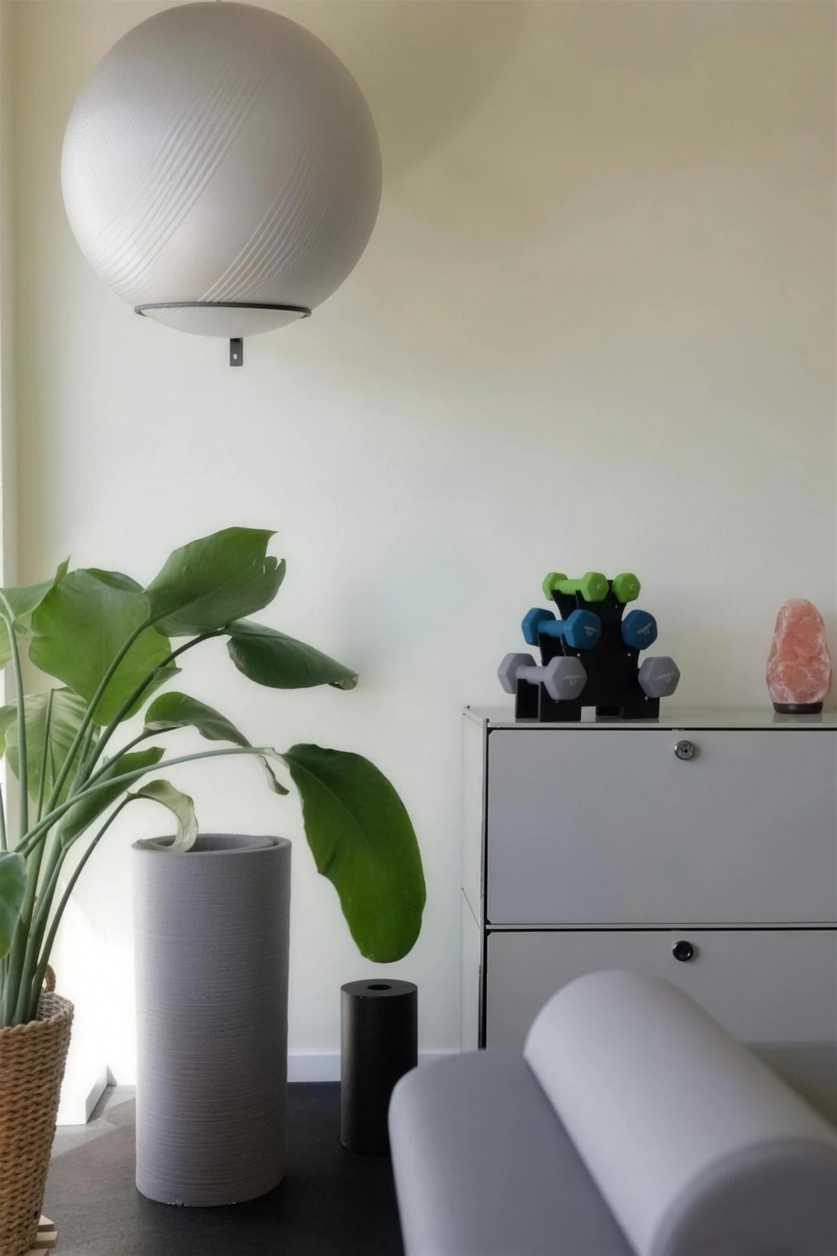 Geräte-Detail: großer Yoga­ball, Kurzhanteln und Salzkristall-Lampe.