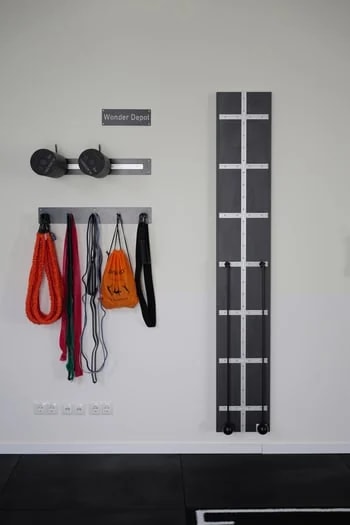 Wand-Detail mit Widerstands­bändern, Bungee-Schlaufen und Hyrox-Wand-Element.